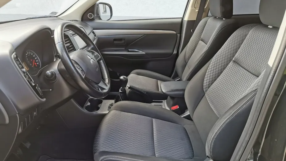 MITSUBISHI Outlander -