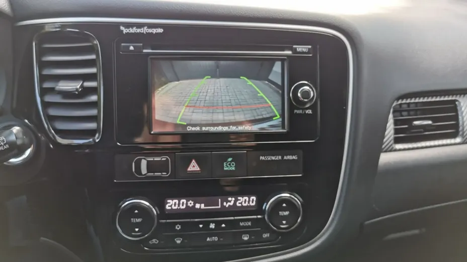 MITSUBISHI Outlander -