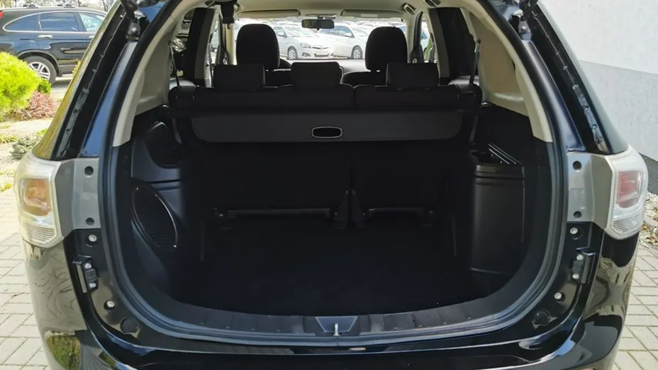 MITSUBISHI Outlander -
