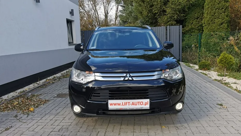 MITSUBISHI Outlander -