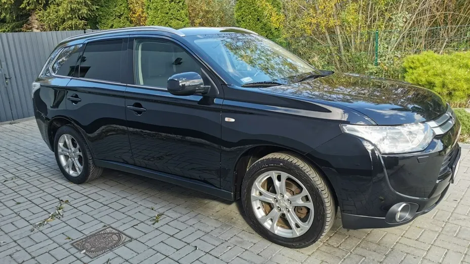 MITSUBISHI Outlander -