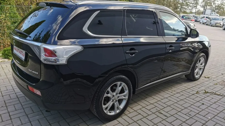 MITSUBISHI Outlander -