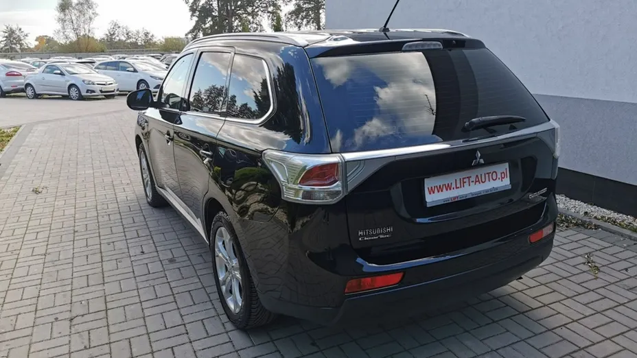 MITSUBISHI Outlander -