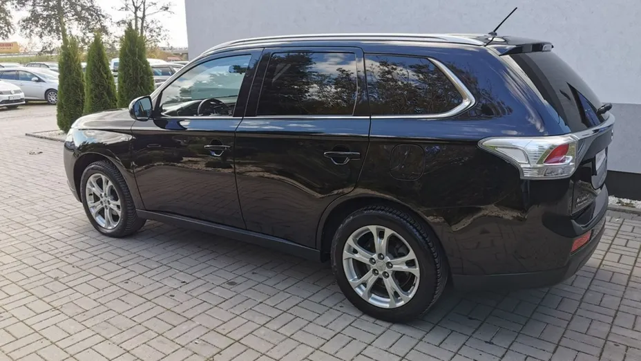 MITSUBISHI Outlander -