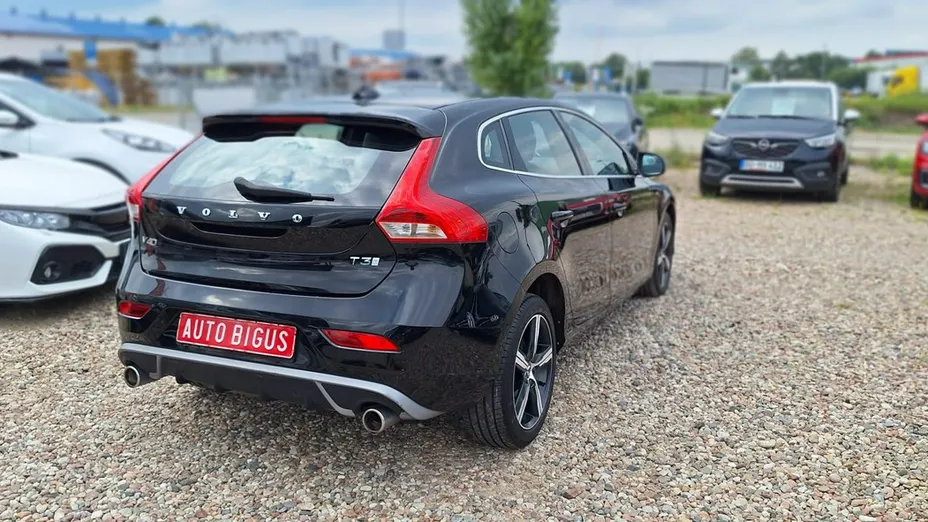 VOLVO V40 -