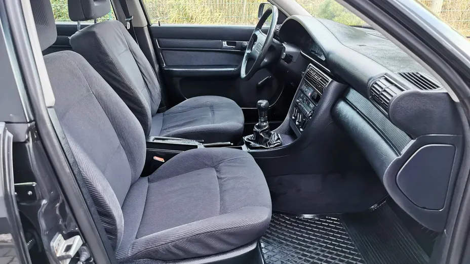 AUDI 100 -