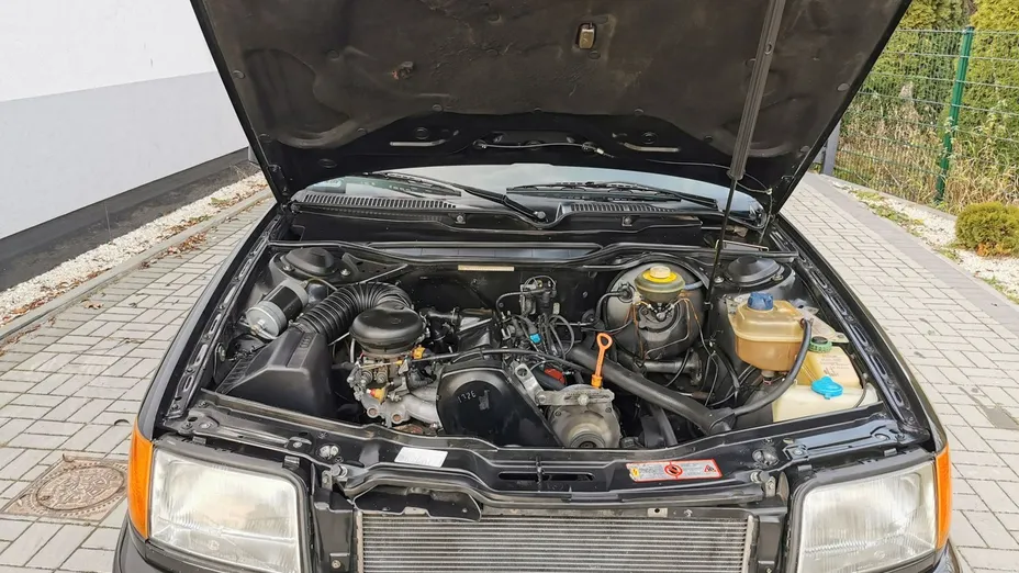 AUDI 100 -