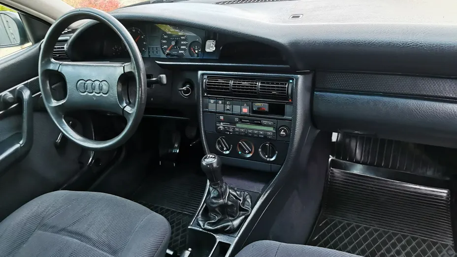 AUDI 100 -