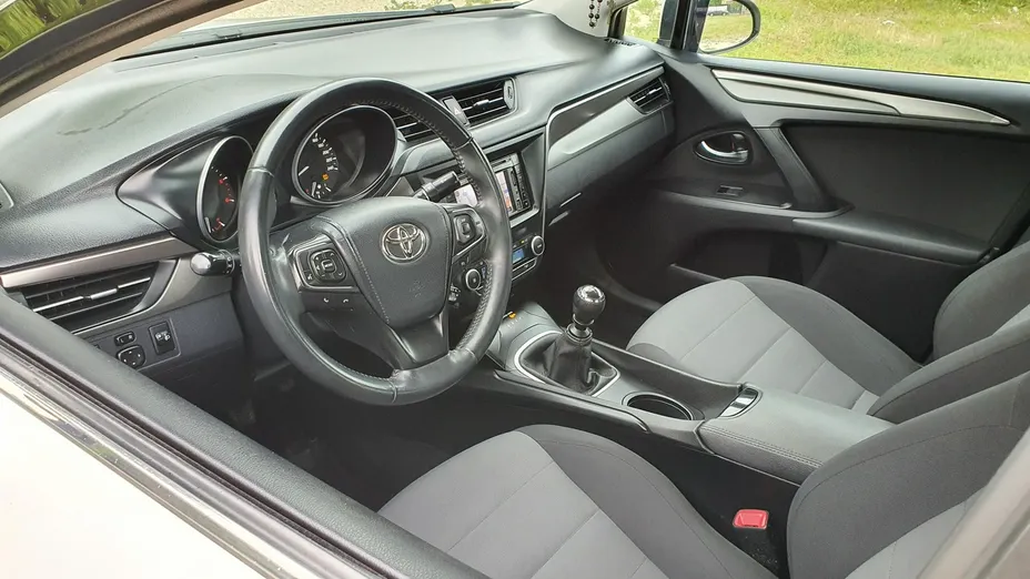 TOYOTA Avensis -