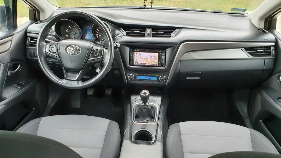 TOYOTA Avensis -