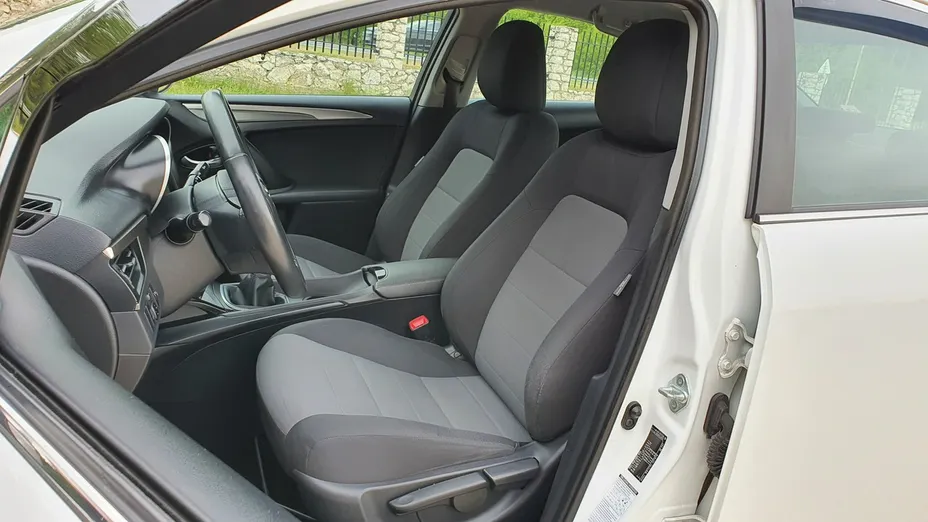 TOYOTA Avensis -