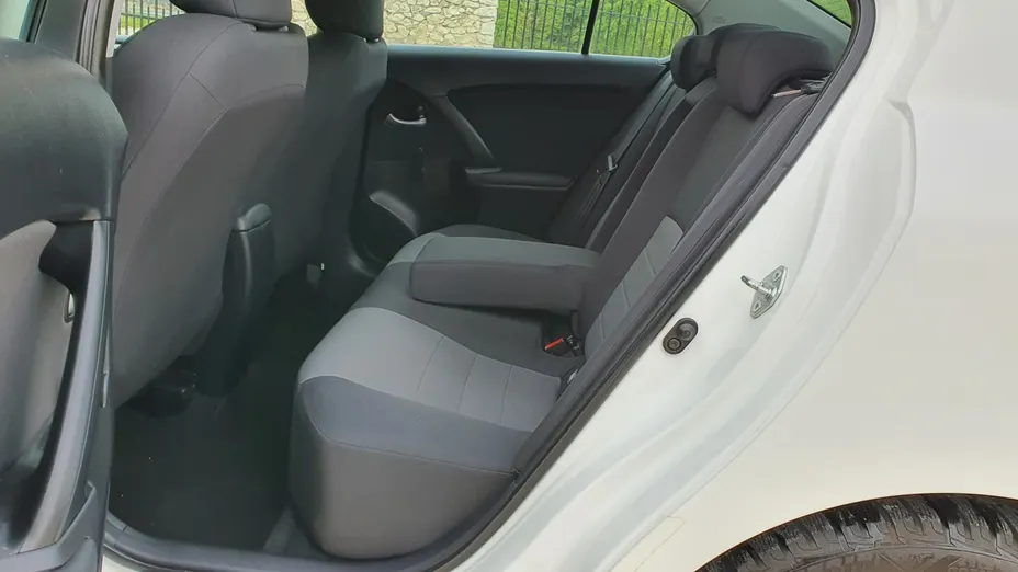 TOYOTA Avensis -