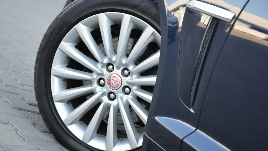 JAGUAR XF -