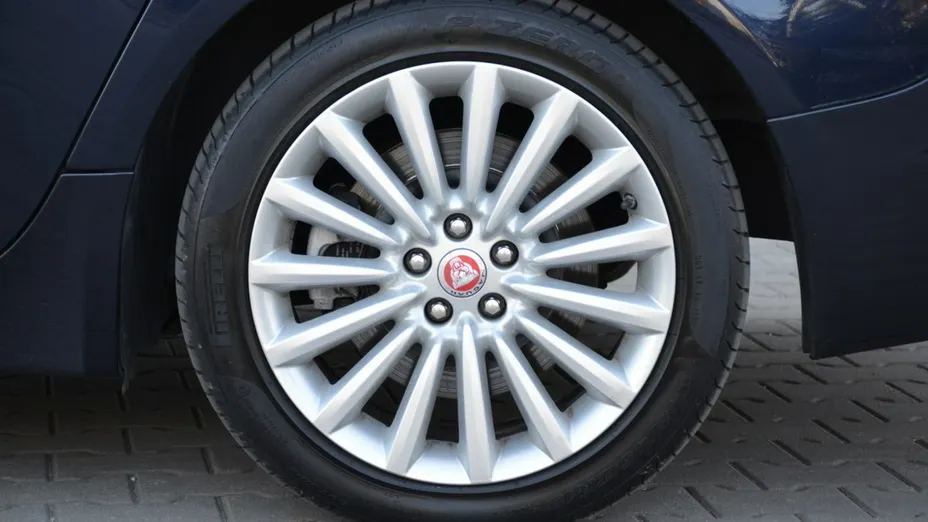 JAGUAR XF -