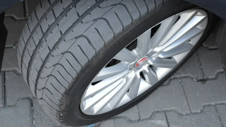 JAGUAR XF -