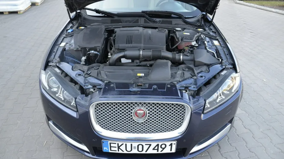 JAGUAR XF -