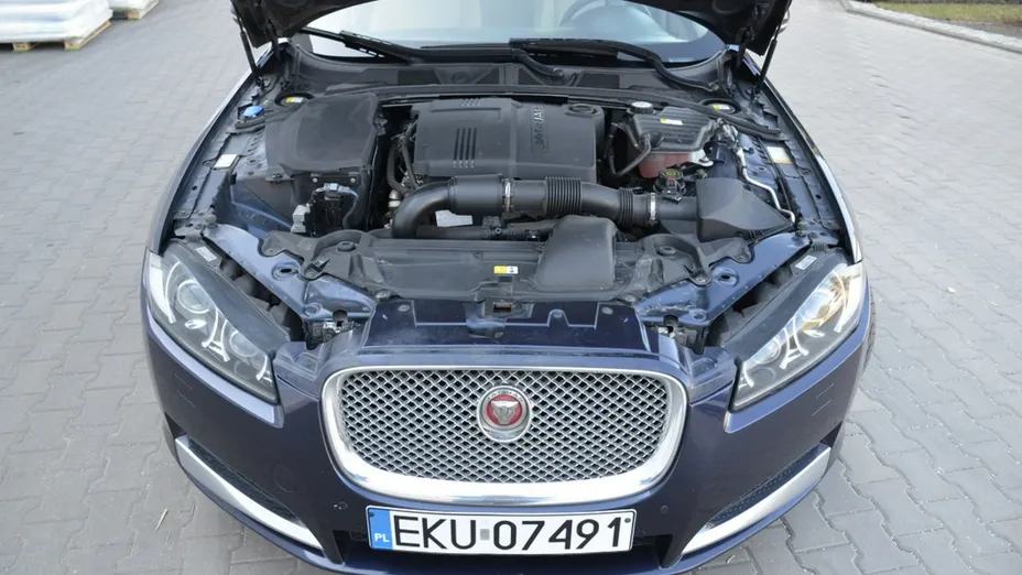 JAGUAR XF -