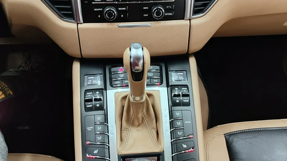 PORSCHE Macan -