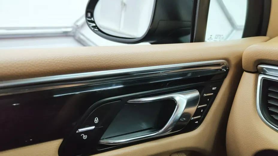 PORSCHE Macan -