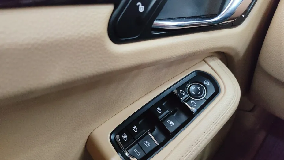 PORSCHE Macan -