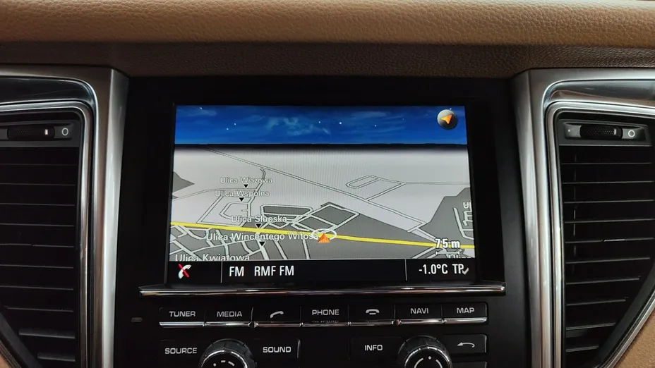 PORSCHE Macan -