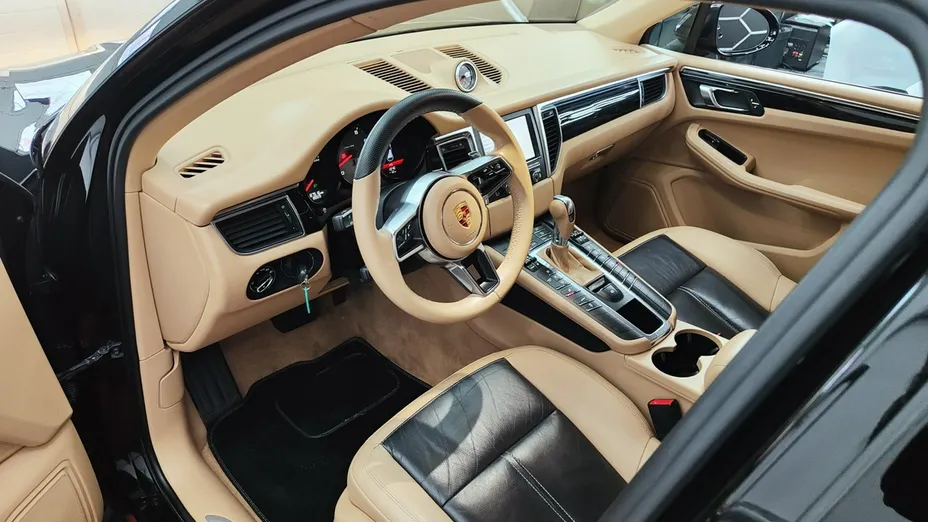 PORSCHE Macan -