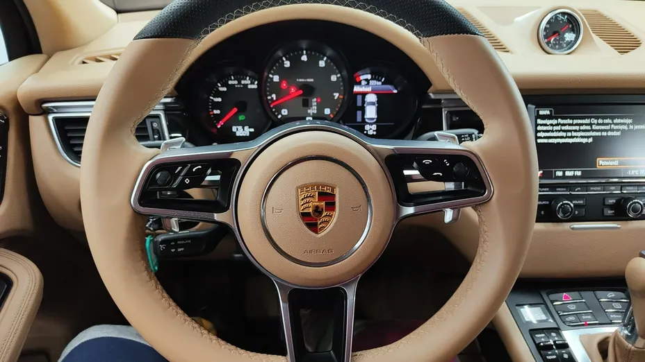 PORSCHE Macan -