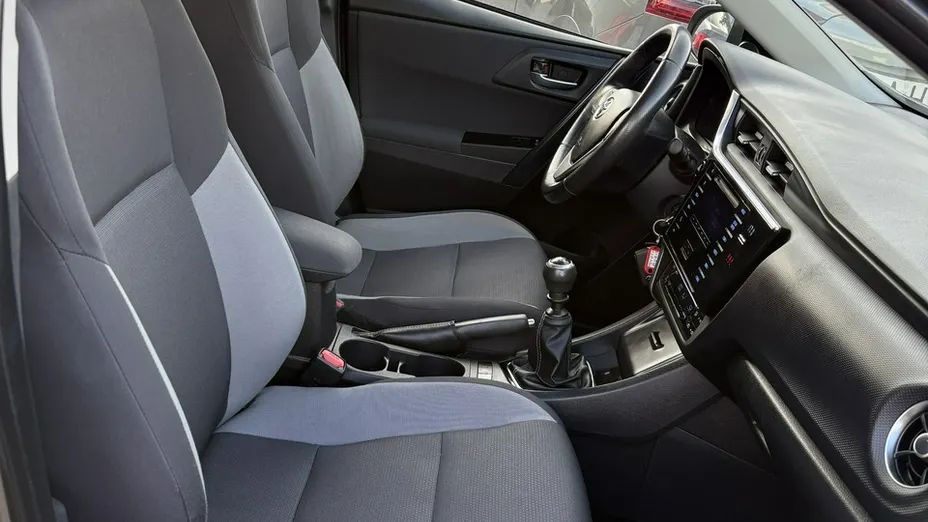 TOYOTA Auris -
