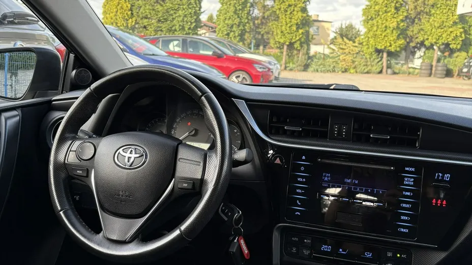TOYOTA Auris -