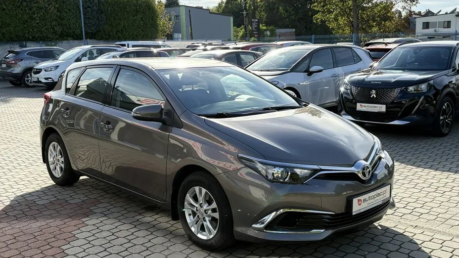 TOYOTA Auris -