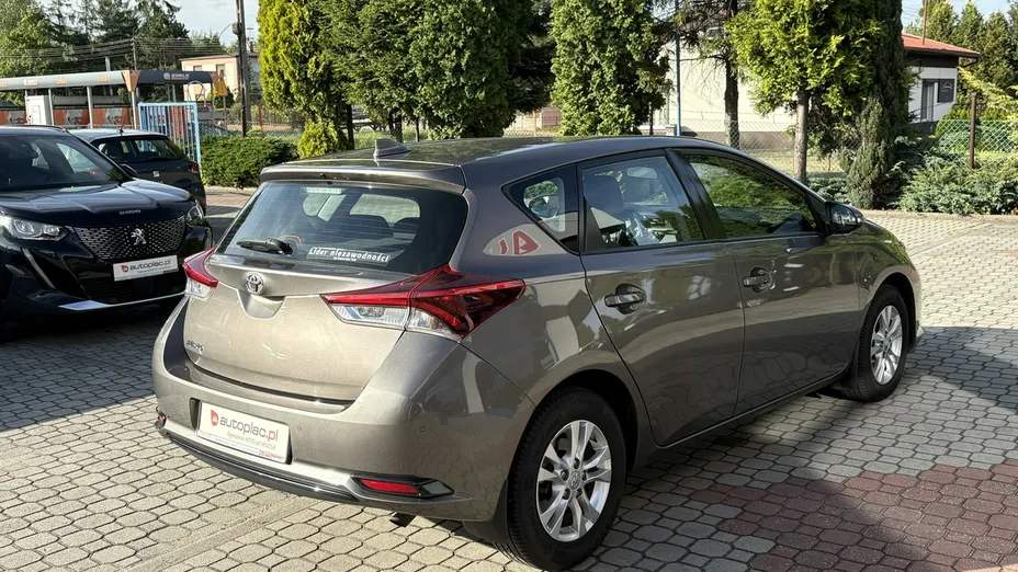 TOYOTA Auris -