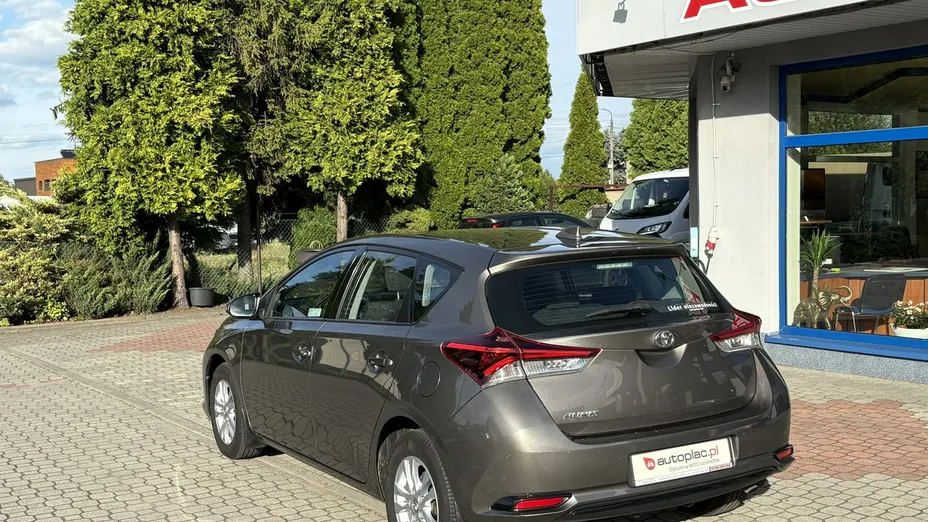 TOYOTA Auris -