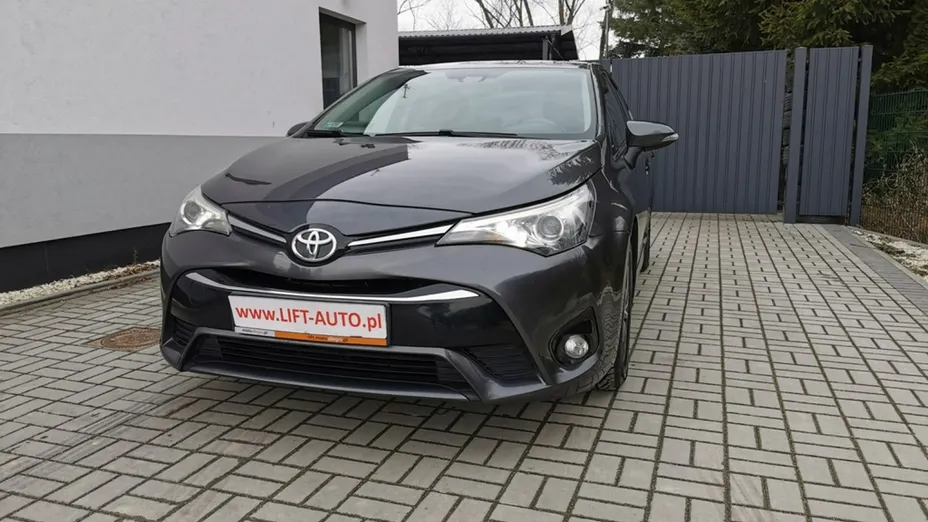 TOYOTA Avensis -