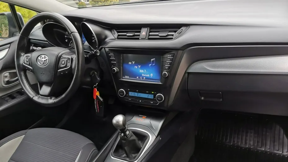 TOYOTA Avensis -