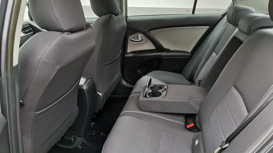TOYOTA Avensis -