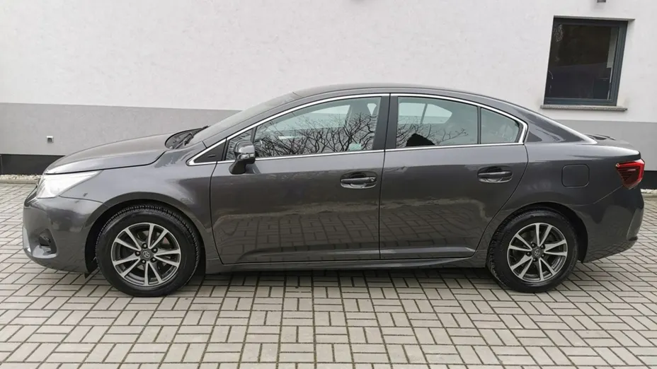 TOYOTA Avensis -