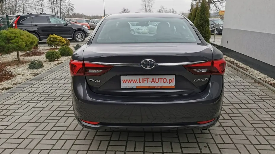 TOYOTA Avensis -