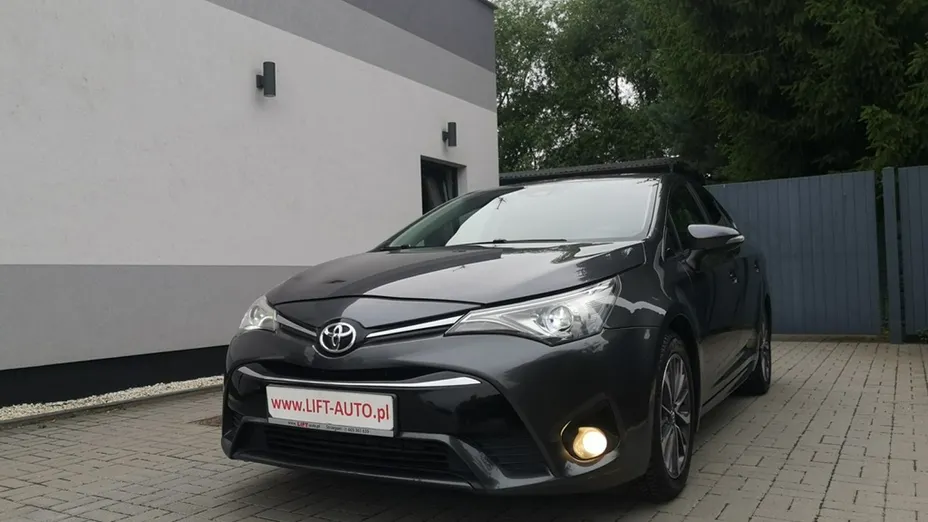 TOYOTA Avensis -