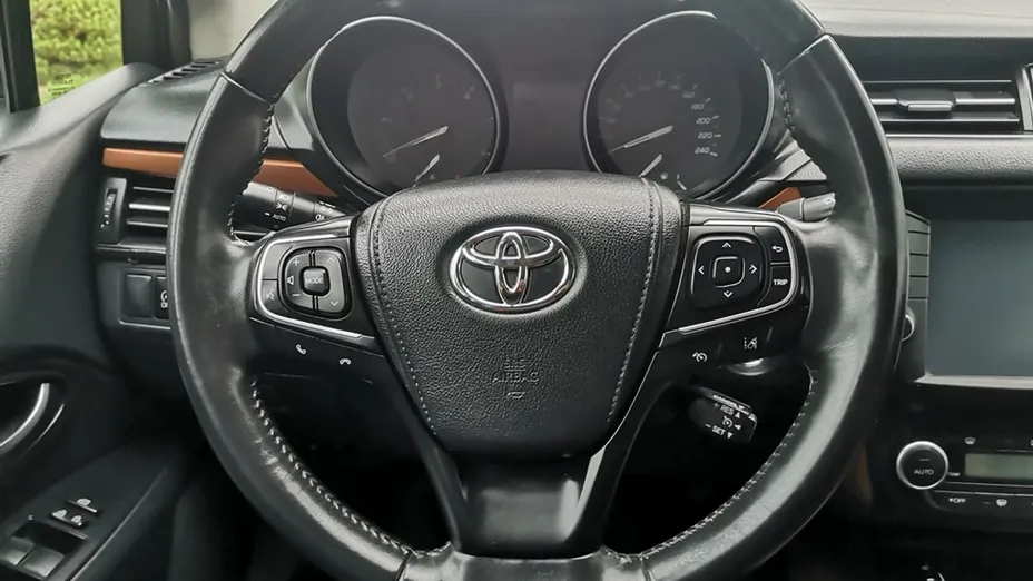TOYOTA Avensis -