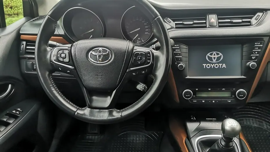 TOYOTA Avensis -