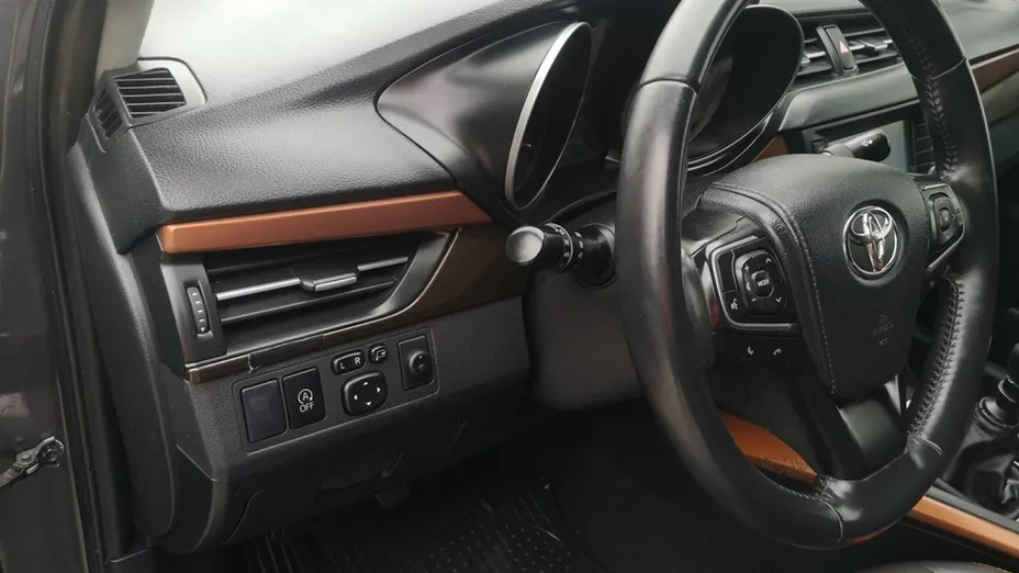 TOYOTA Avensis -
