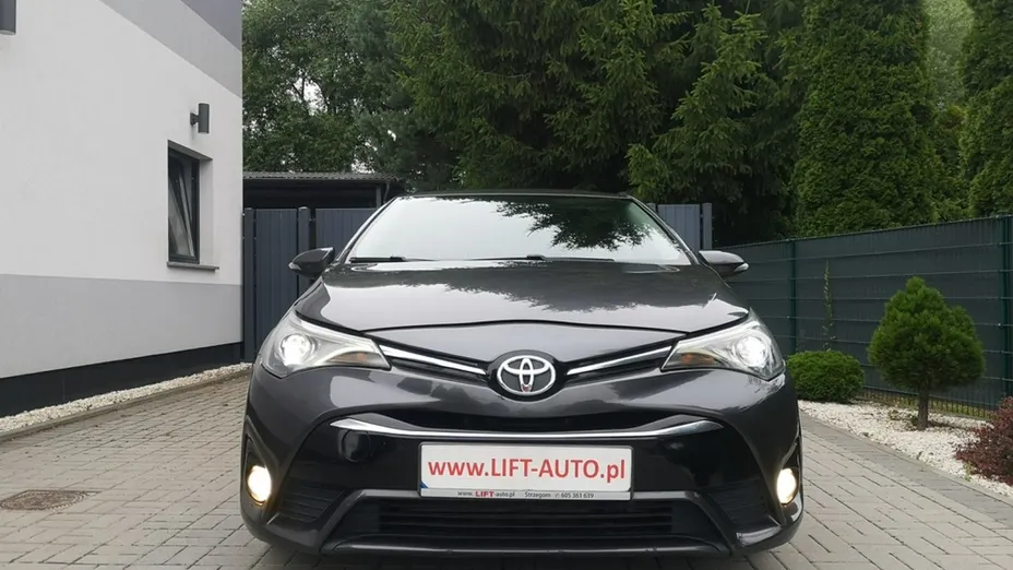 TOYOTA Avensis -