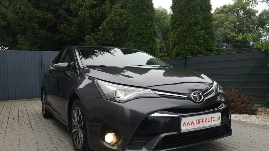TOYOTA Avensis -