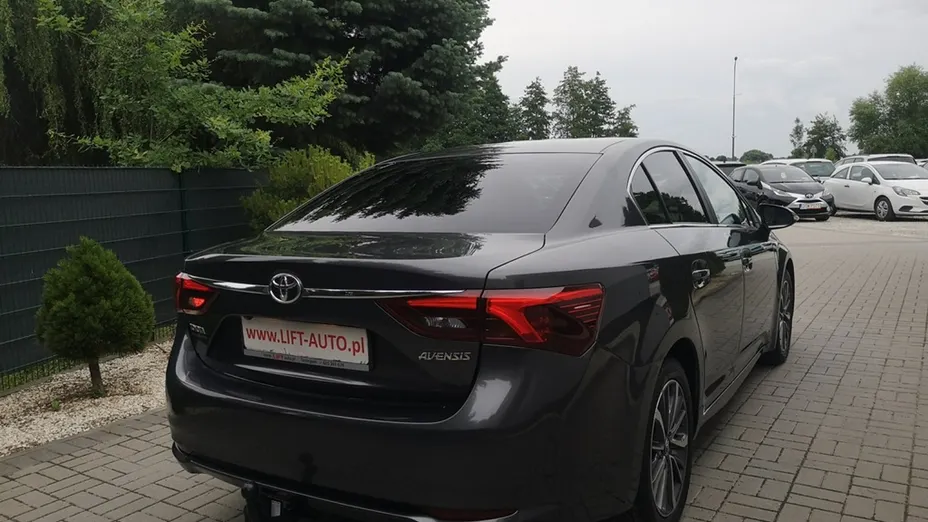 TOYOTA Avensis -