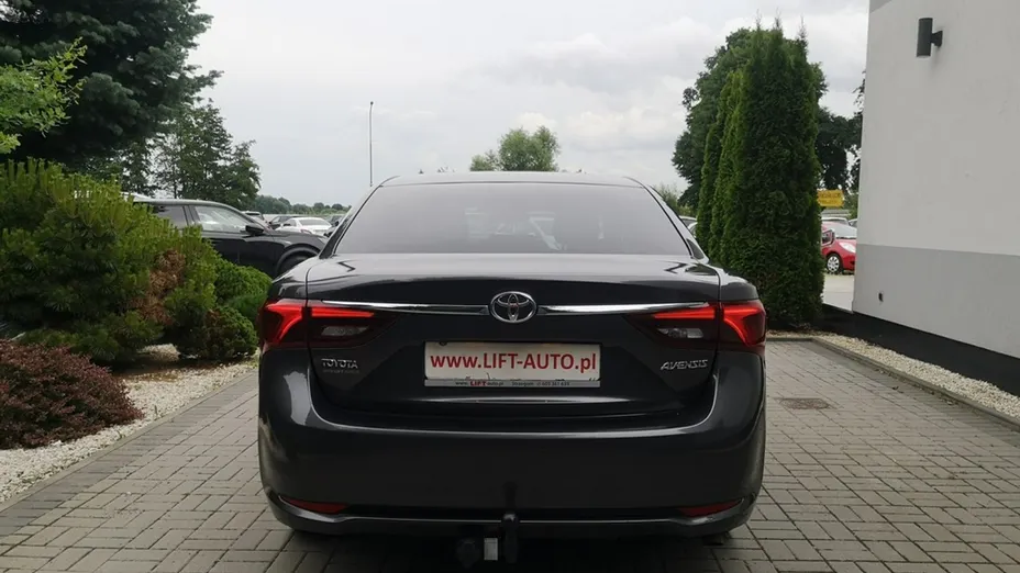 TOYOTA Avensis -