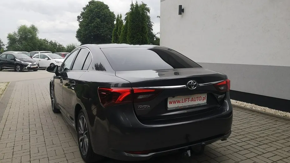 TOYOTA Avensis -
