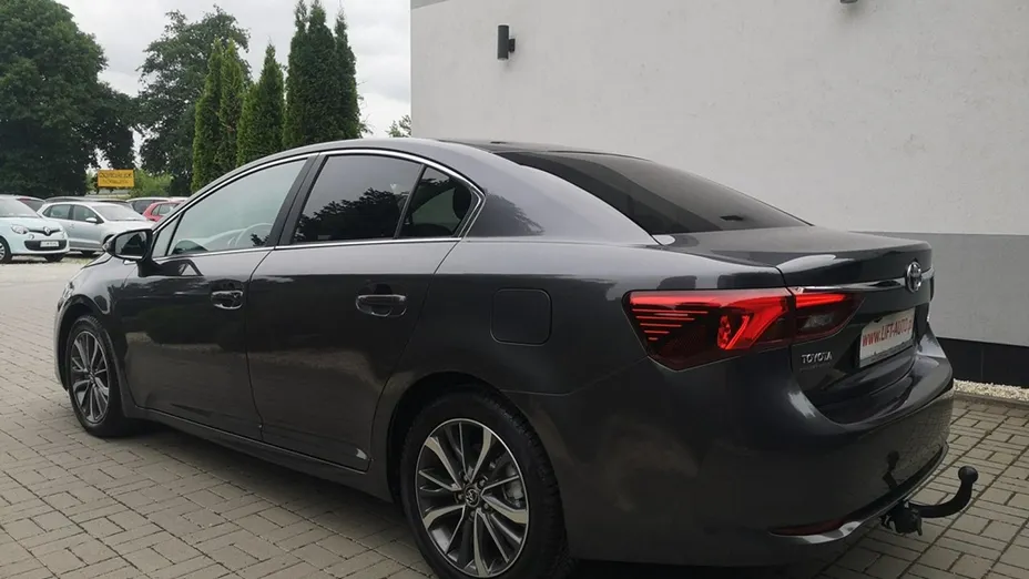 TOYOTA Avensis -