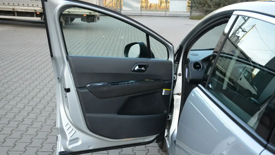 PEUGEOT 3008 -