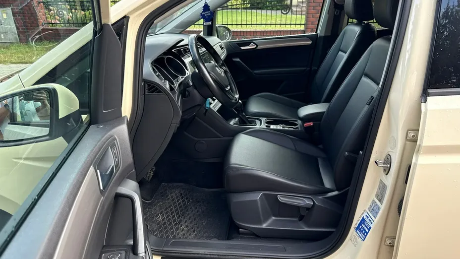 VOLKSWAGEN Touran -