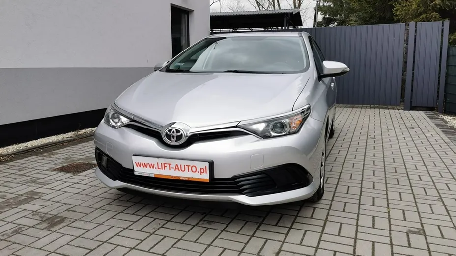 TOYOTA Auris -